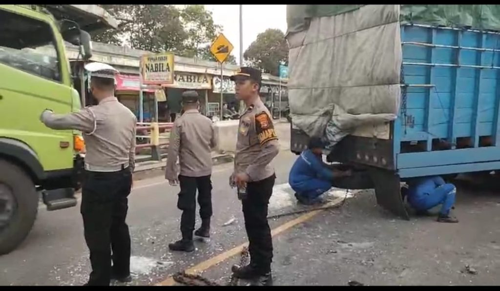 Jajaran Sat Lantas Polres Mesuji melakukan evakuasi kendaraan kecelakaan