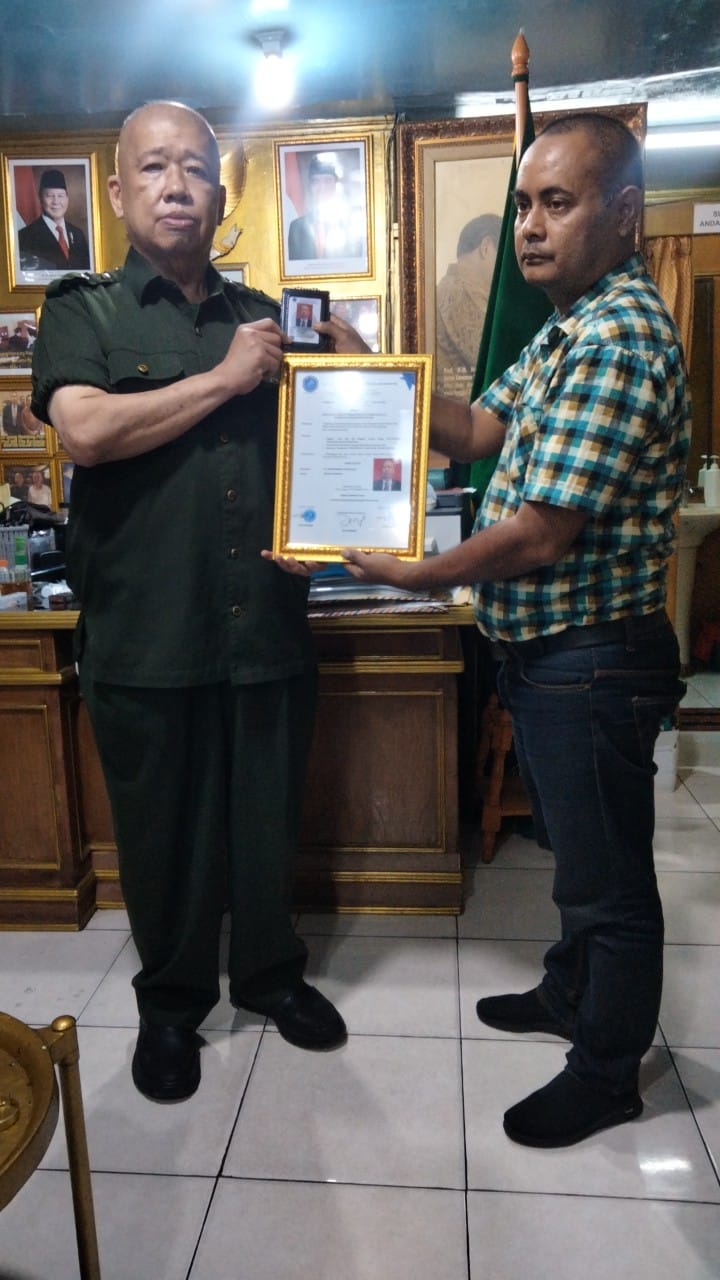 Sekjen DPP Perkumpulan Wartawan Onliner Dwipantara Serahkan KTA dan SK Ketua Dewan Penasehat kepada Ketua Umum PITI