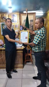 Sekjen Dpp Pwo Dwipa resmi menyerahkan Kartu Tanda Anggota (KTA) dan Surat Keputusan (SK) Wakil Dewan Penasehat II